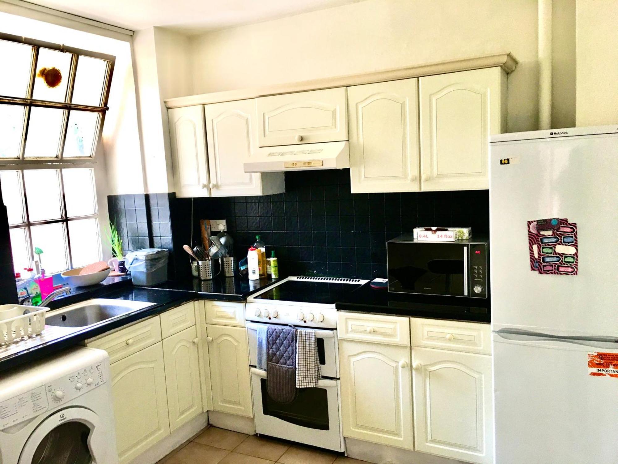 Stunning -3 Double Bedroom Entire Flat In Heart Of *