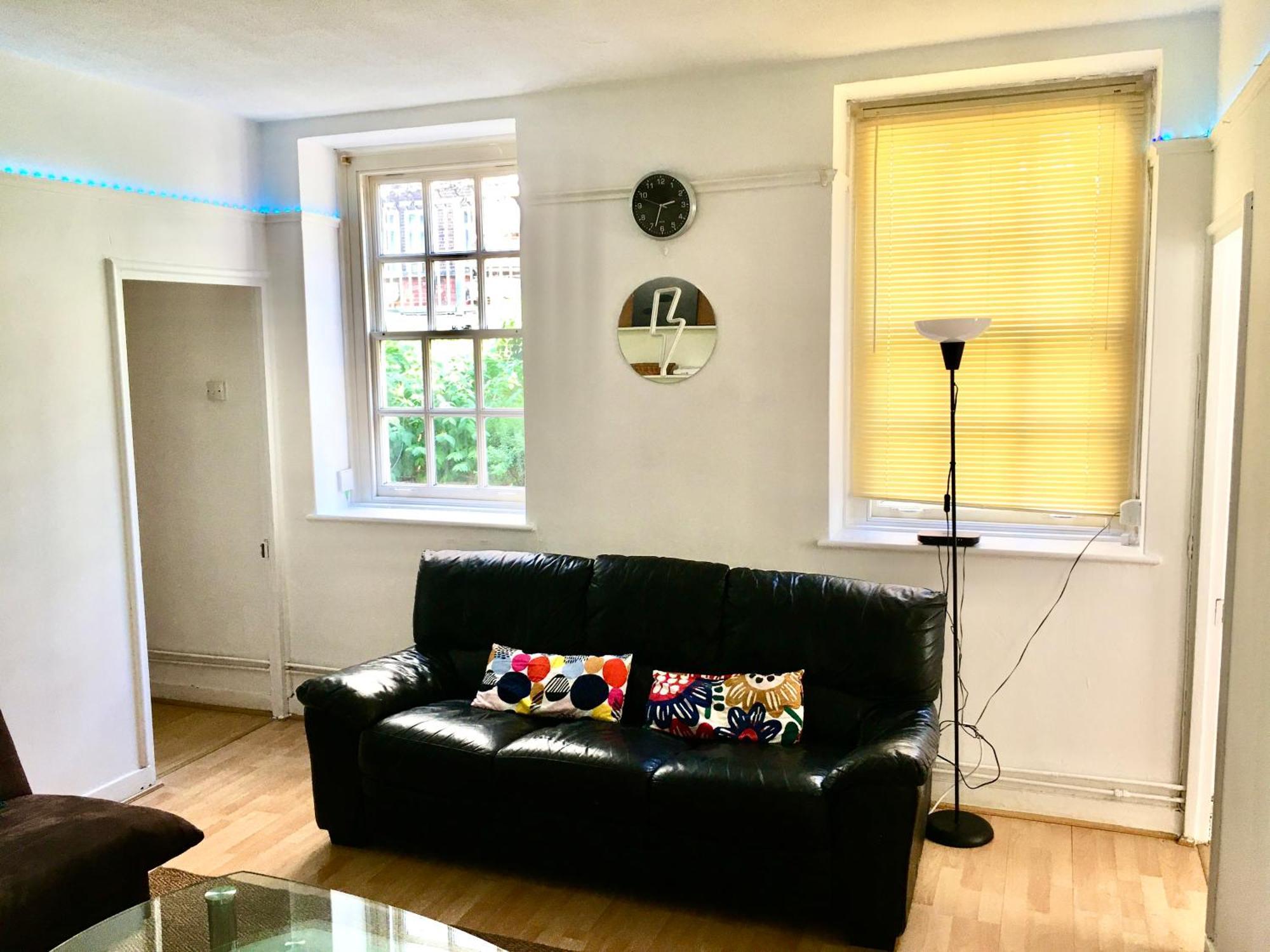 Stunning -3 Double Bedroom Entire Flat In Heart Of *